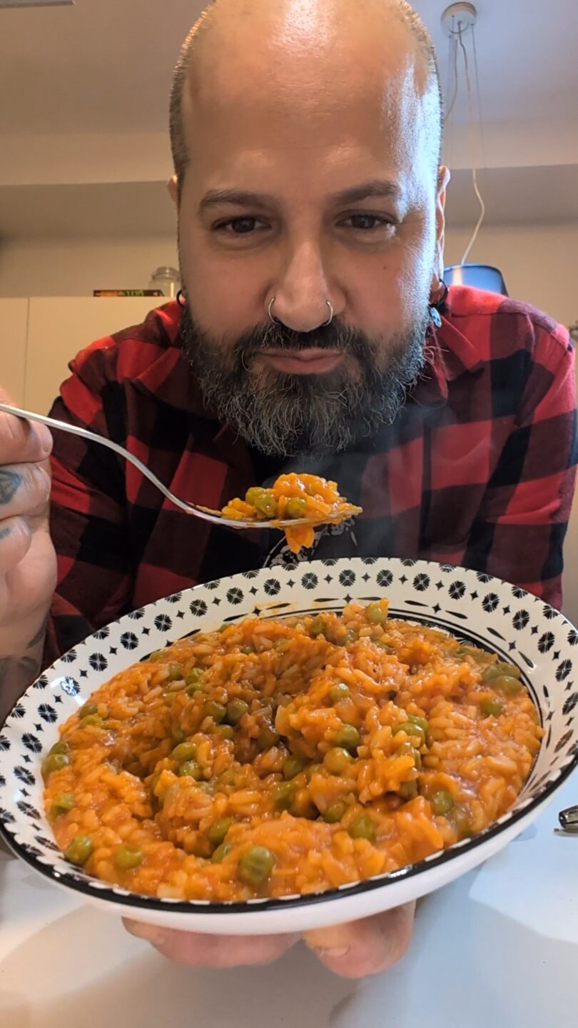 Riso con piselli surgelati e pomodoro: facile, veloce e cremoso
