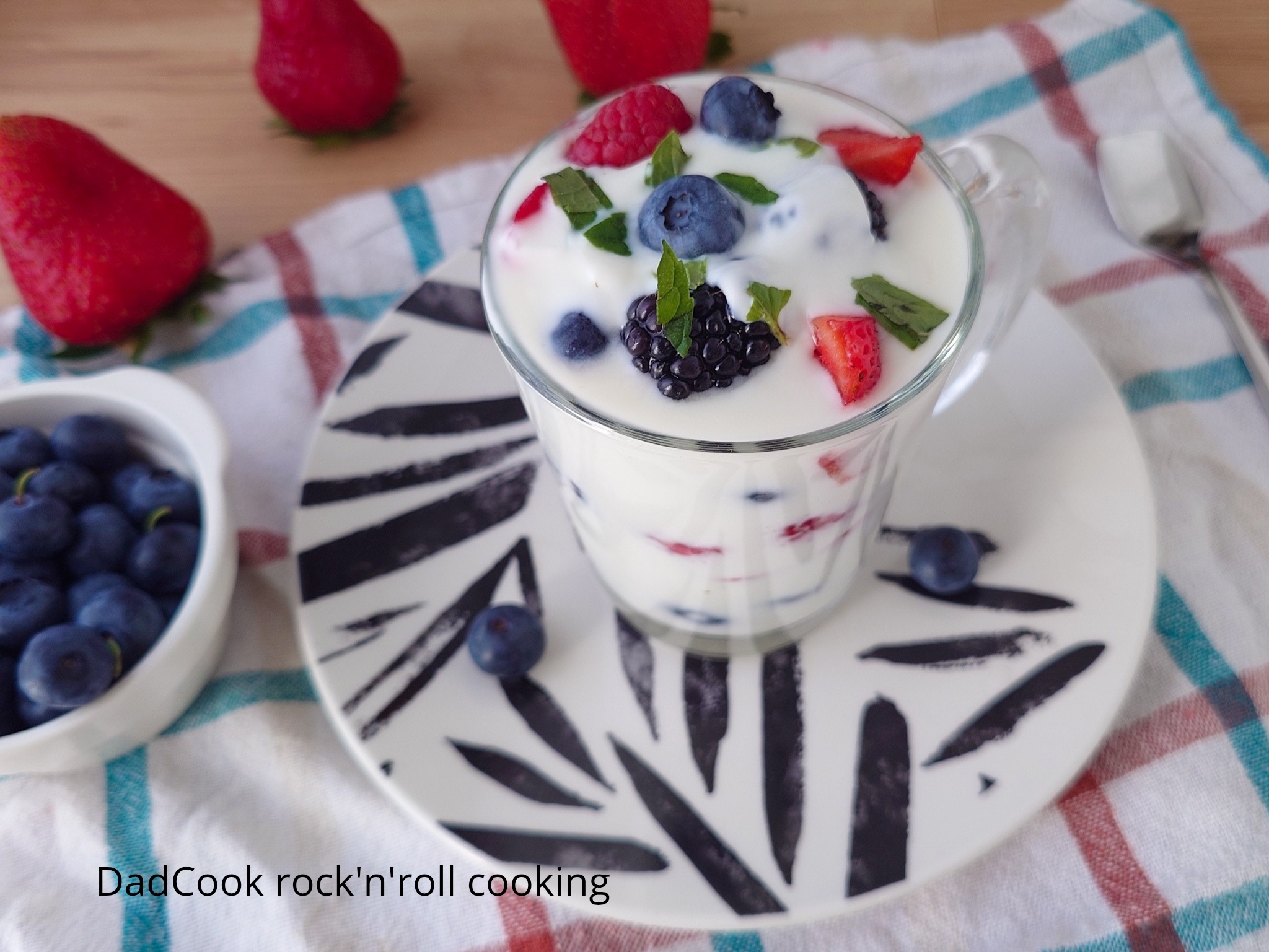 Coppette Yogurt Greco e Frutti Bosco: Dolce Light Estivo