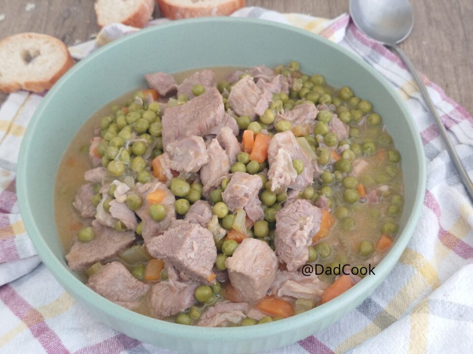 Spezzatino di maiale con piselli: la ricetta classica per carne morbidissima