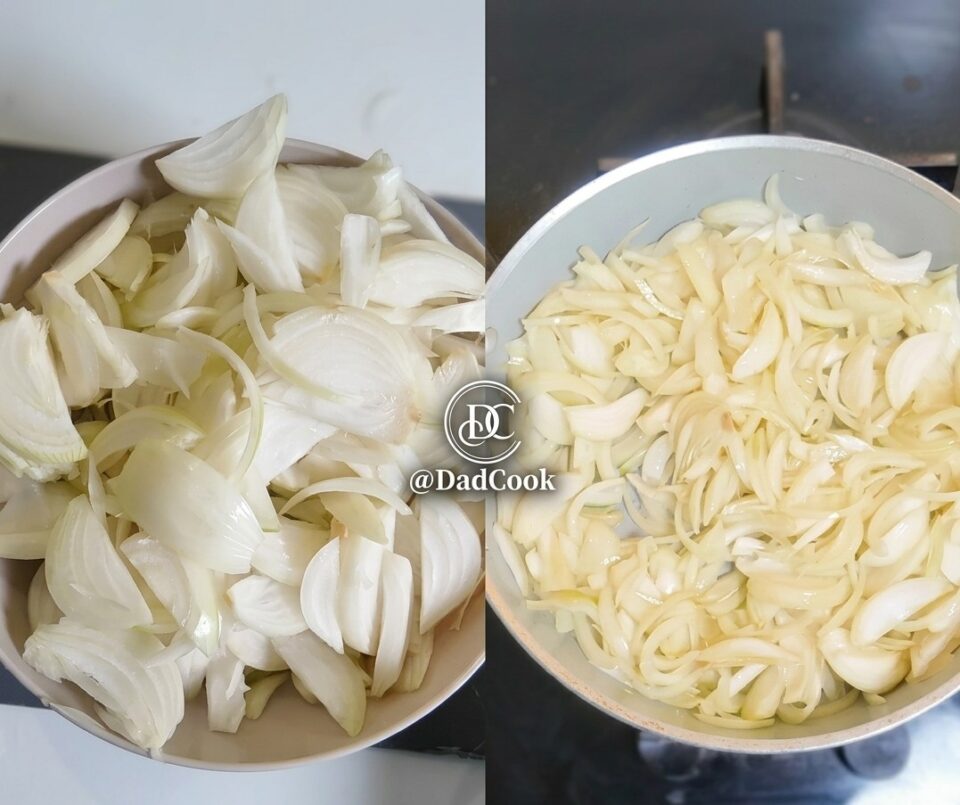 Collage fotografico che mostra le fasi iniziali della ricetta: cipolle rosse affettate su un tagliere e cipolle che rosolano in una padella antiaderente con olio.