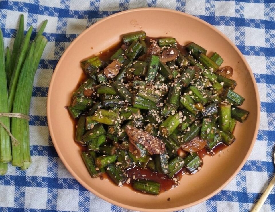 Fase dell' impiattamento dell' okra com semi di sesamo
