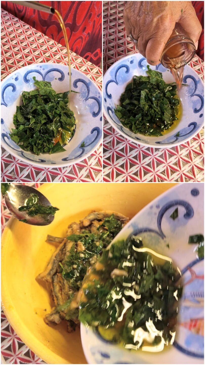 Sarde fritte disposte su un piatto condite con intingolo di olio, aceto, peperoncino a pezzetti e foglie di menta
