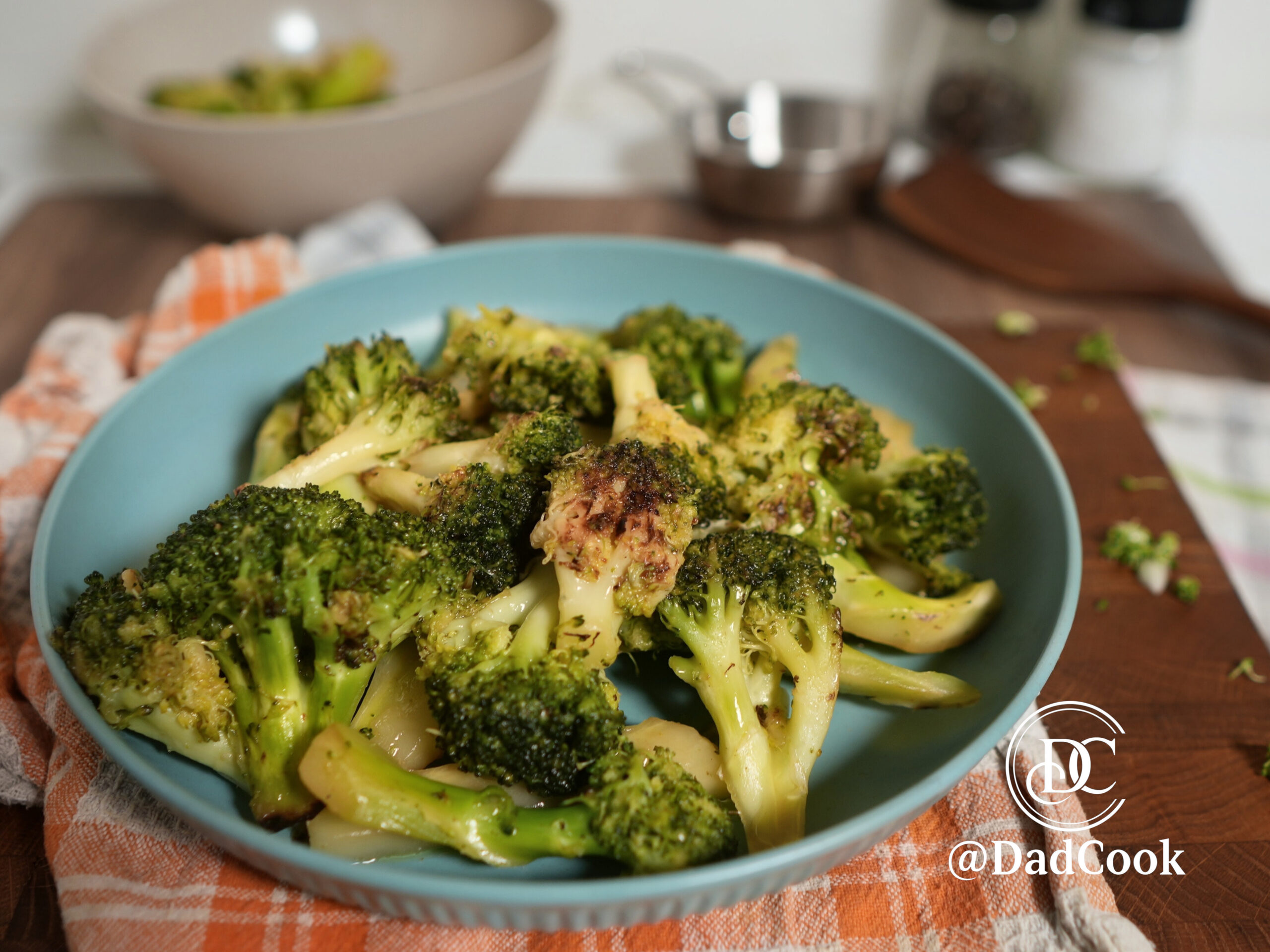Piatto di broccoli saltati in padella croccanti e saporiti