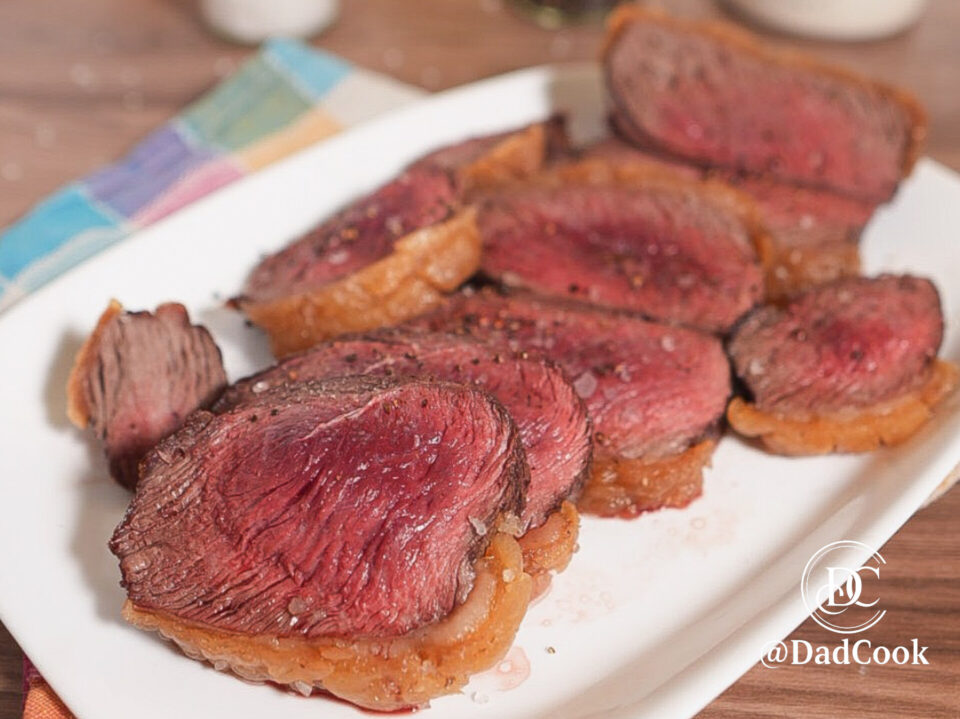 picanha in friggitrice ad aria tagliata a fette succose sul piatto