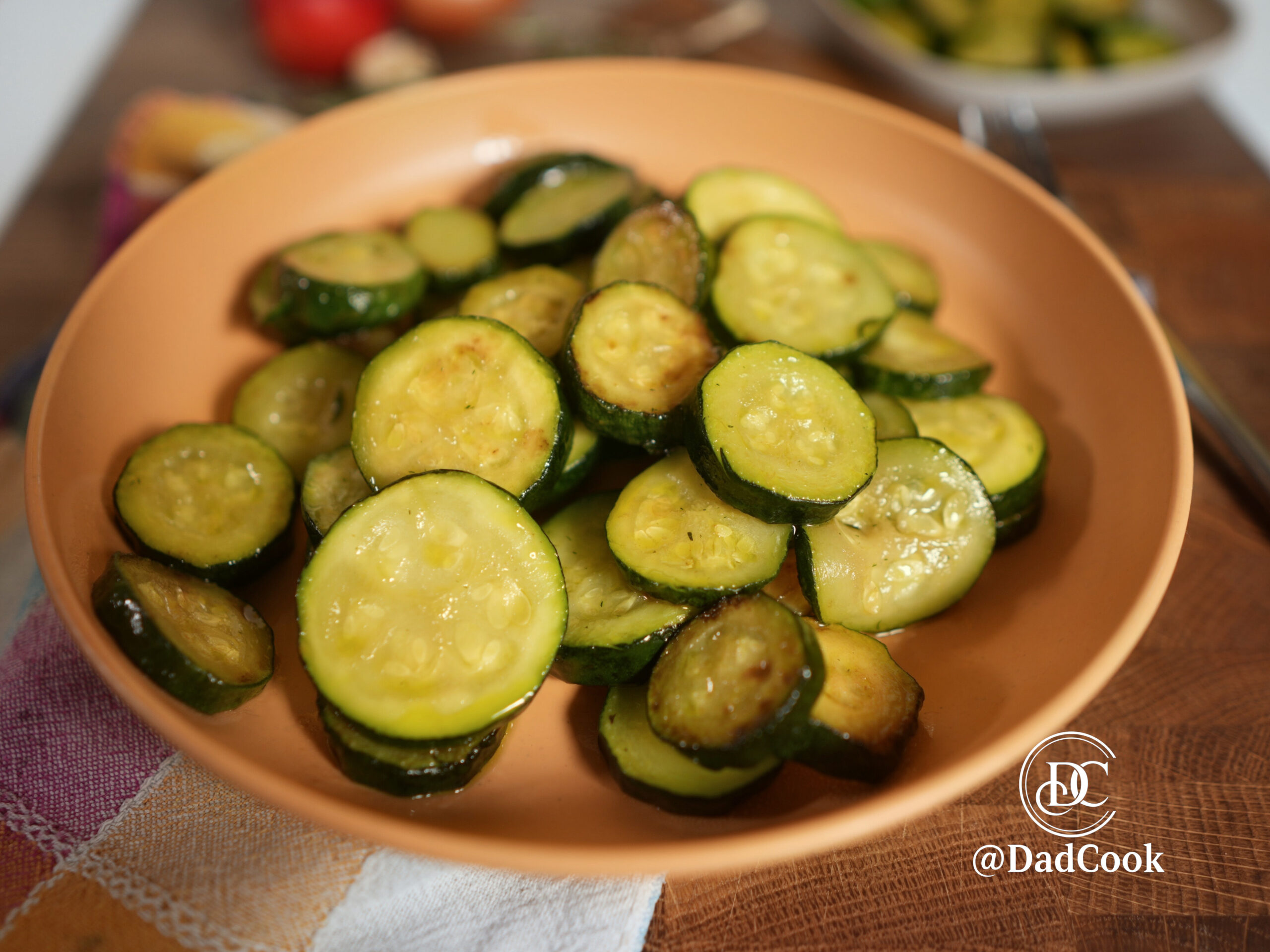 Piatto di zucchine in padella rosolate alla perfezione pronte da gustare