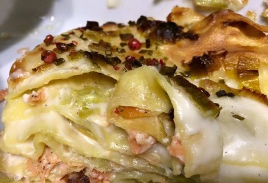 Lasagne con salmone porri e pepe rosa