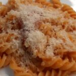 Pasta con crema di zucca al parmigiano e salsiccia
