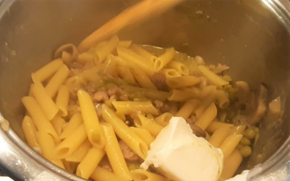 Pasta alla boscaiola ricetta con funghi salsiccia piselli e formaggio ...