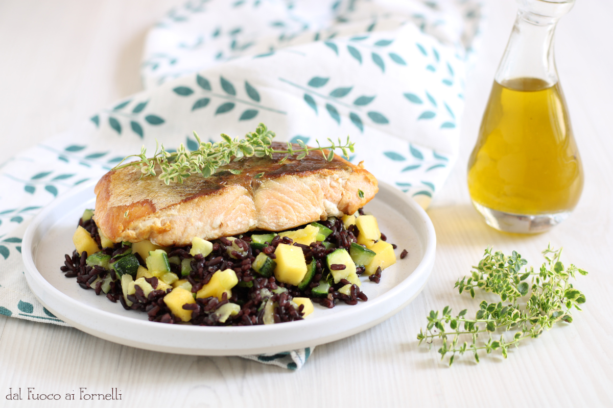 Salmone con riso venere, mango e zucchine