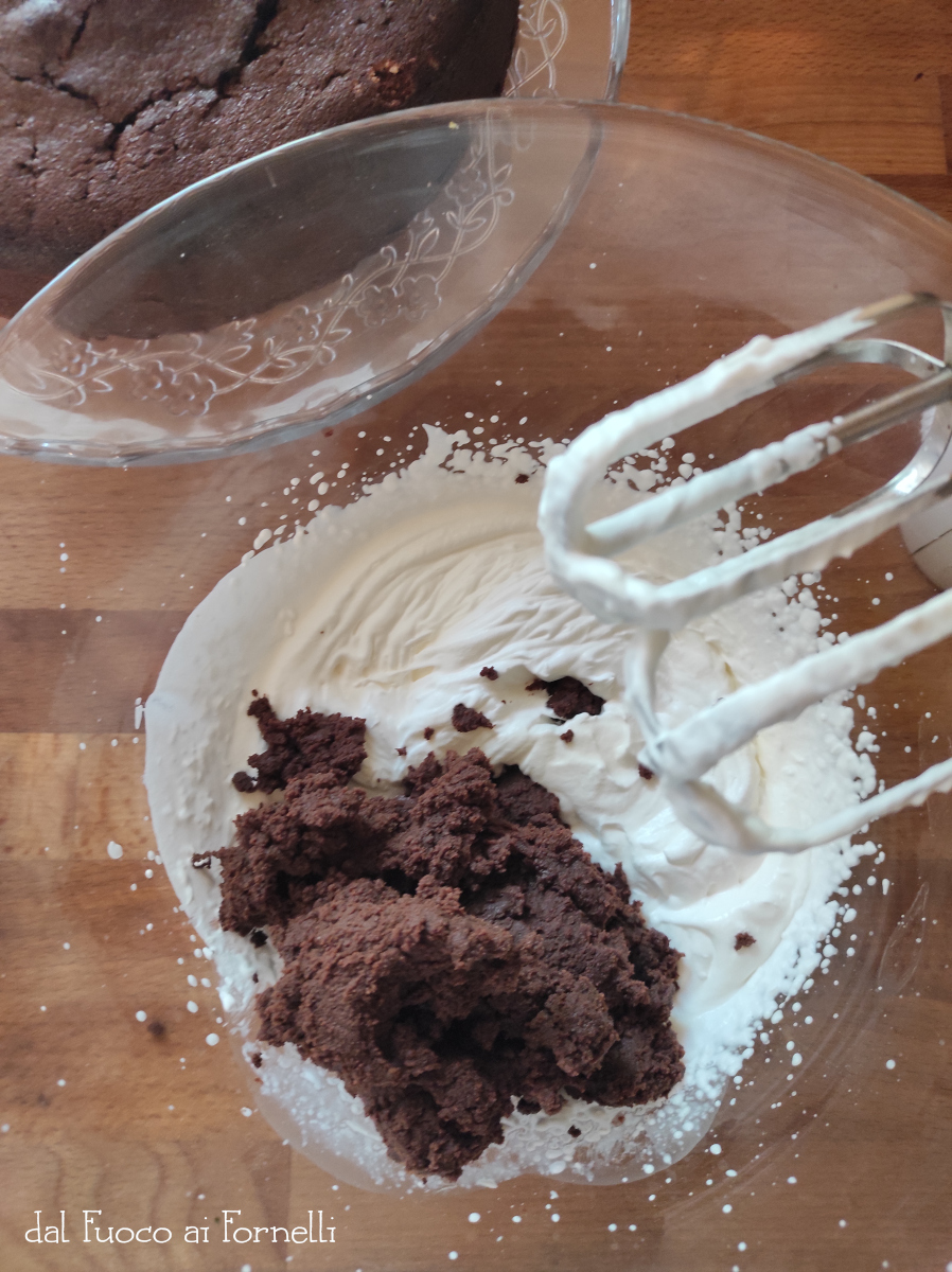 Mescoliamo parte della crema al cioccolato fondente con la panna montata