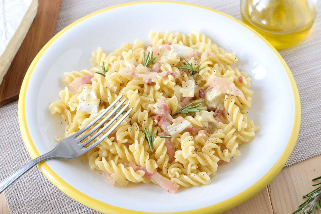 Pasta con Pancetta e Brie - primo piatto veloce - DANICUCINA