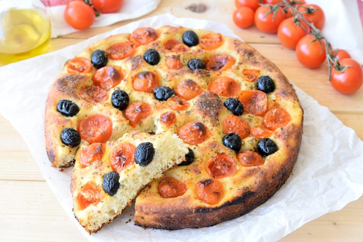 Focaccia Barese con pomodorini e olive
