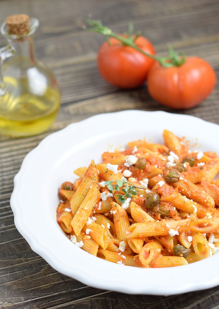 Pasta con Sugo di Pomodoro Olive Capperi e Feta