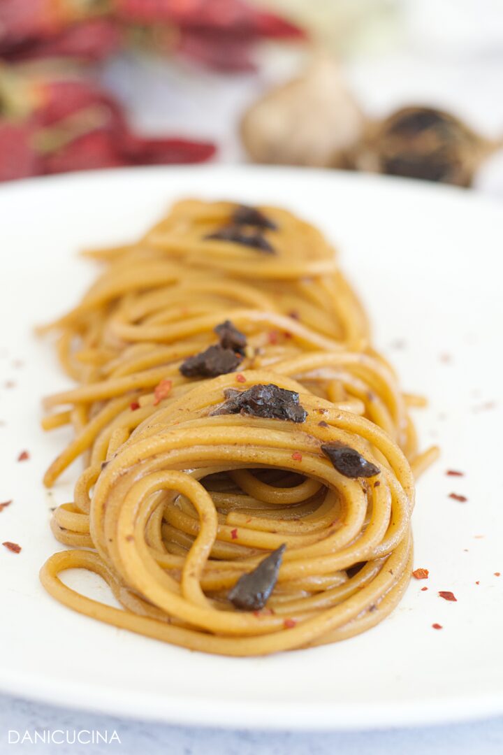 Spaghetti Aglio Nero Olio e Peperoncino
