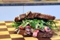 Panino con pane al cacao e roast beef