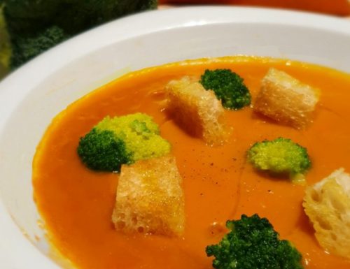 Vellutata di zucca e carote con broccoli e crostini