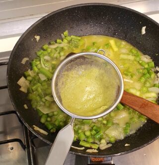 diluizione del sugo di asparagi con il brodo