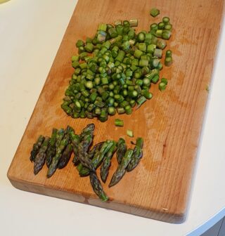 asparagi tagliati a pezzetti per il sugo