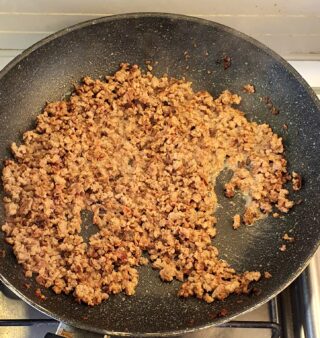 carne per il ragù pronta per l'aggiunta di pomodoro