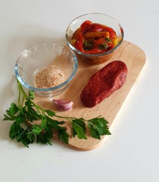 ingredienti per la pasta con peperoni arrostiti, nduja e mollica
