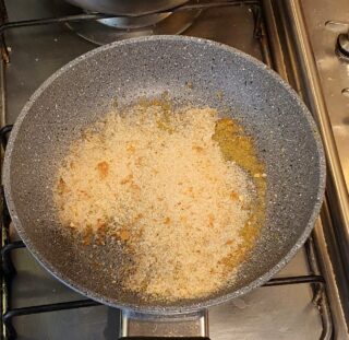 tostatura in padella della mollica di pane