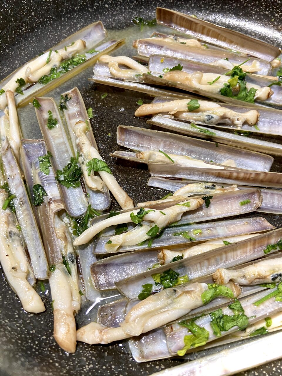 Cape longhe ricetta cannolicchi con aglio e prezzemolo in padella