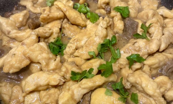 Straccetti di pollo con funghi e salsa di soia