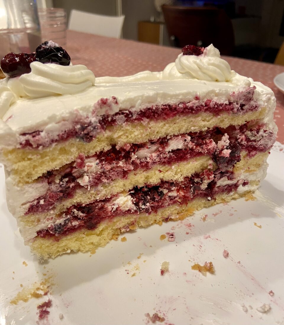 Torta semplice con panna e pan di Spagna