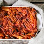 pasta-al-forno-con-cotto-e-piselli-copertina-orizzontale