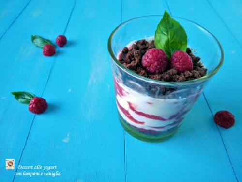 Dessert allo yogurt con lamponi e vaniglia