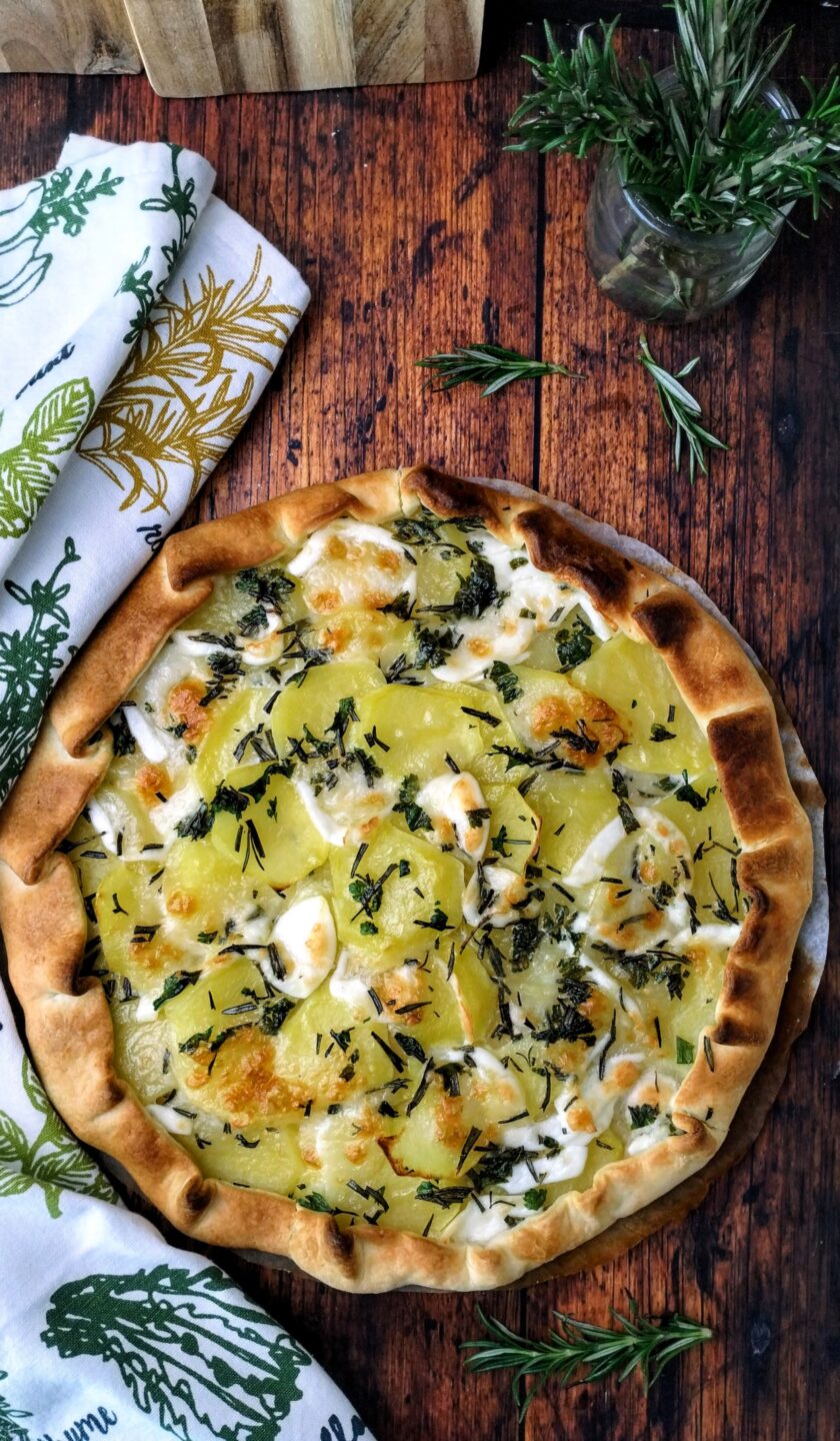 torta-salata-patate-mozzarella-servita
