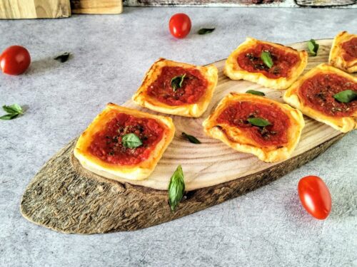 Pizzette di pasta sfoglia con pomodoro: lo snack gustoso e versatile da preparare al volo
