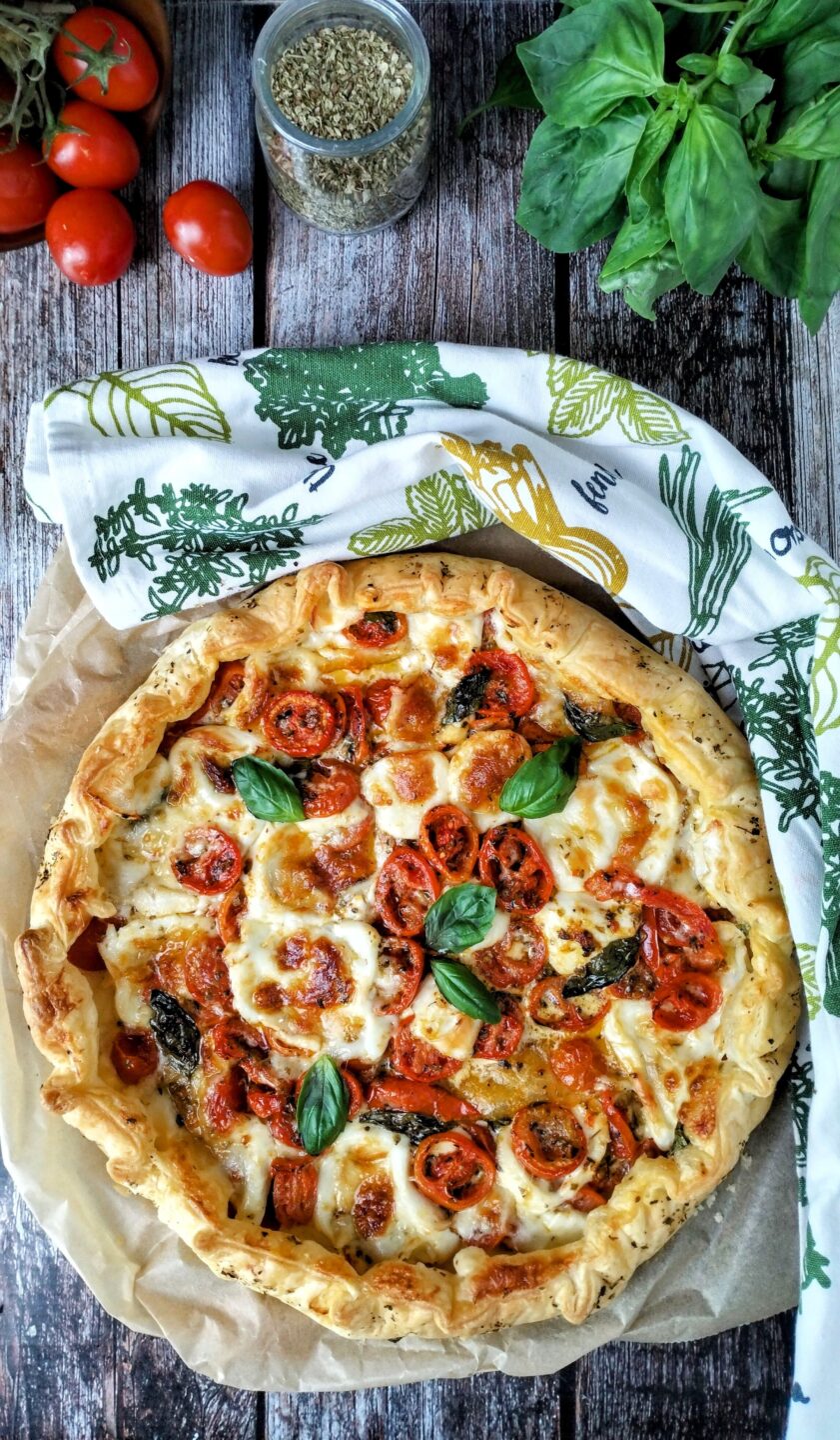 torta-salata-con-pomodorini-e-mozzarella-servita