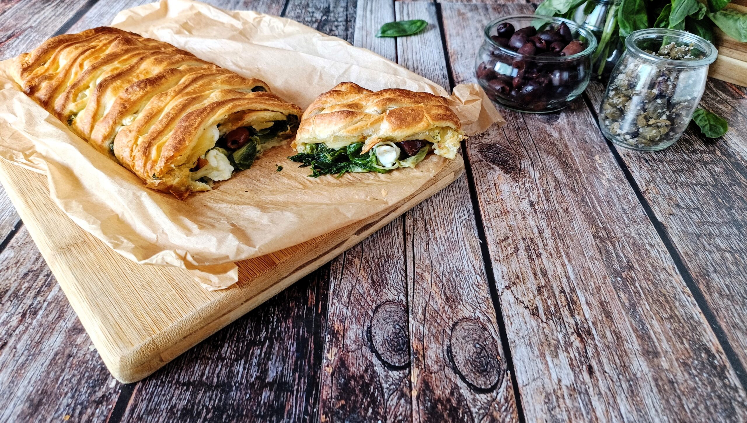 treccia-di-sfoglia-con-scarola-e-mozzarella-copertina-orizzontale