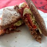 Sandwich con pancetta croccante e pomodoro