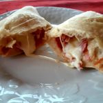 Pizza fritta con prosciutto e mozzarella Pizza fritta con prosciutto e mozzarella