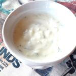 Salsa allo yogurt aromatizzata al basilico