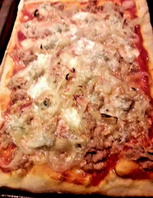 Pizza con tonno, gorgonzola e cipolle