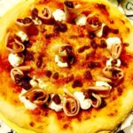 Pizza con mortadella, ricotta e pesto di pistacchi