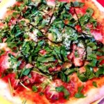 Pizza con speck, parmigiano, rucola e glassa di aceto balsamico
