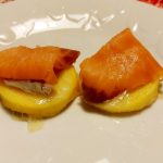 Tartine di polenta con salmone e camembert