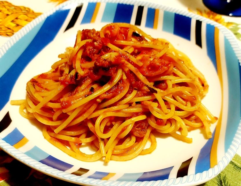 Spaghetti con ciuffi di calamaro e gamberi