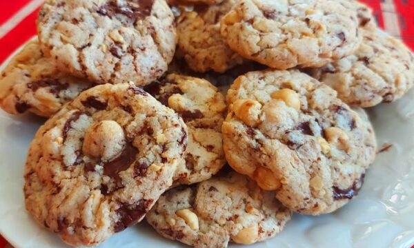 Cookies con cioccolato e nocciole