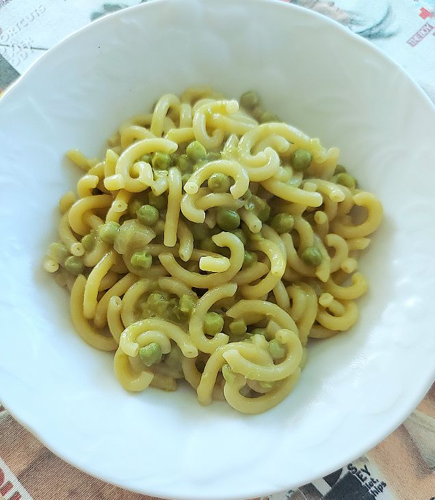 Ricetta Pasta fresca con piselli e mandorle