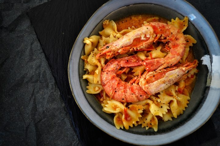 Farfalle con gamberetti e crema di borlotti