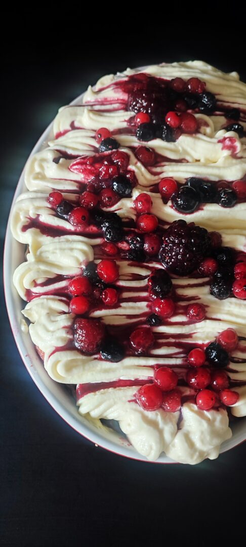 Tiramisù rosa ai frutti di bosco e alchermes