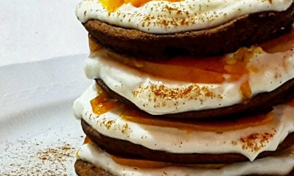 Pancake al cacao e albicocche: la ricetta leggera