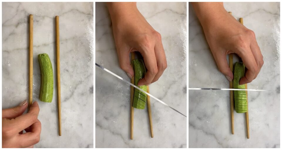 Spiedini di zucchine: su una metà pratichiamo dei tagli orizzontali, poi la ruotiamo e pratichiamo dei tagli obliqui. Facciamo la stessa operazione per tutte le zucchine. Otterremo così una specie di molla.