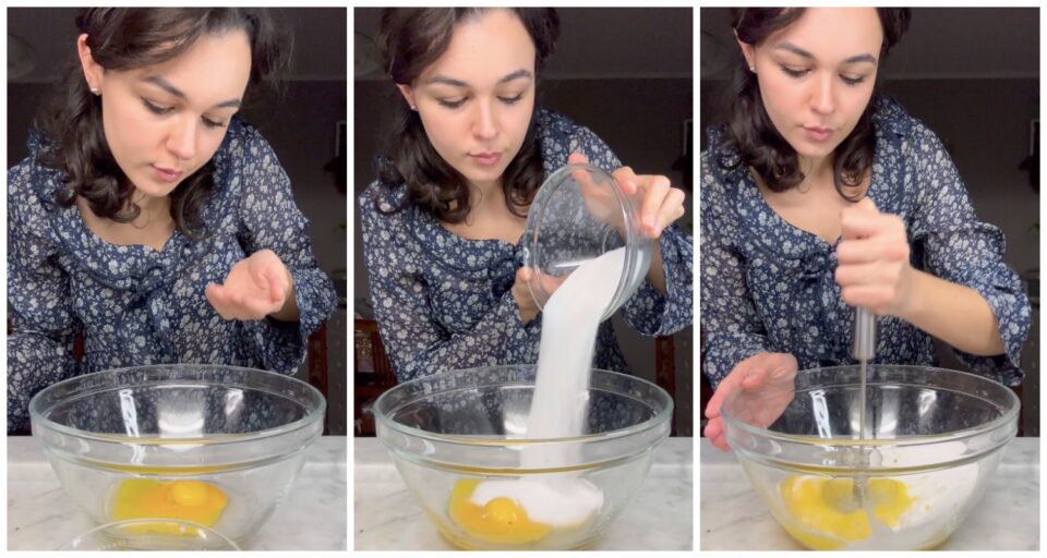 Versiamo in una ciotola l'uovo, i tuorli e lo zucchero e cominciamo a montare con una frusta a mano.