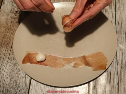 Avvolgiamo le mozzarelline con lo speck